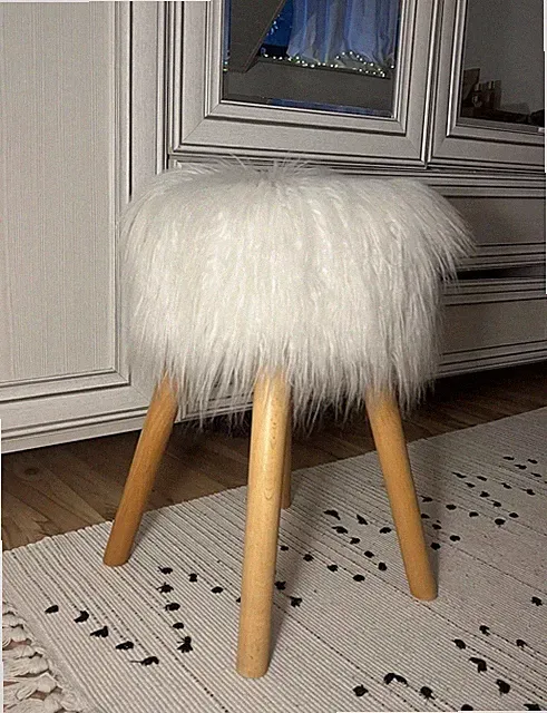 Hocker weiß Kunstfell gepolstert mit Holzbeinen | 43 cm hoch