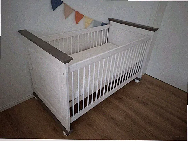 Höhenverstellbares Baby-Gitterbett mit neuer Matratze, Wenig Gebraucht