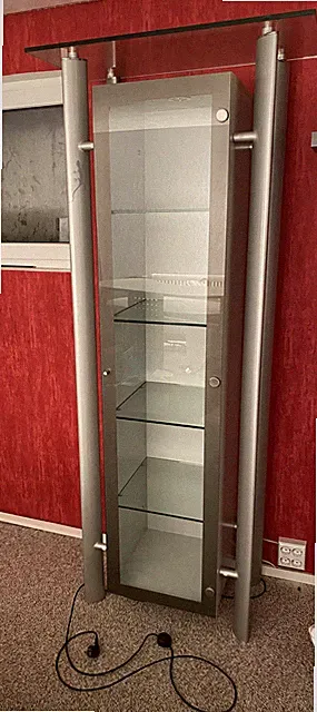 Hoher, silberfarbener, eleganter Standvitrinenschrank mit Glasböden