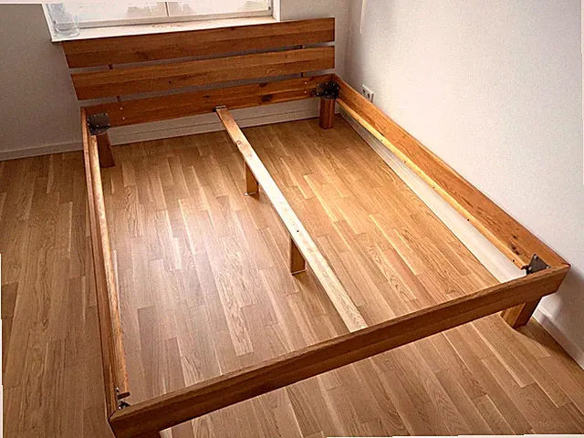 Holz-Bettgestell 160x200 cm mit Kopfteil
