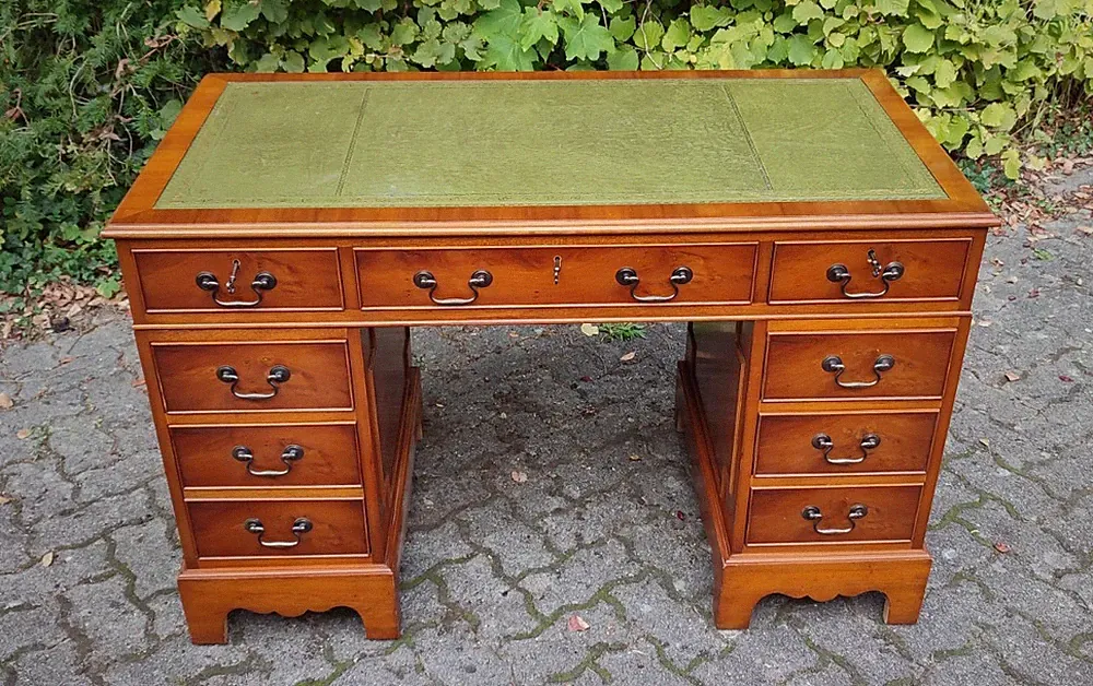 Holz Schreibtisch 125x60x79 cm mit grüner Lederauflage, 9 Schubladen