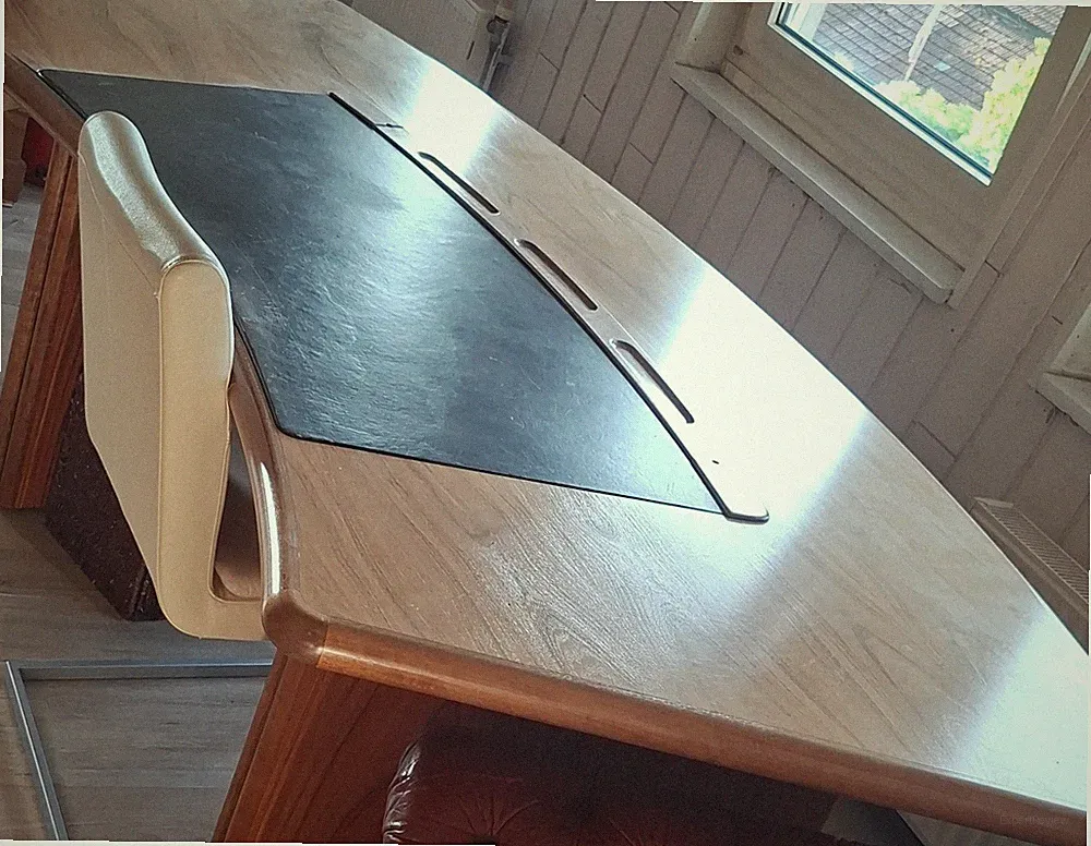 Holz Schreibtisch braun/schwarz mit Schreibunterlage, geschwungene Platte