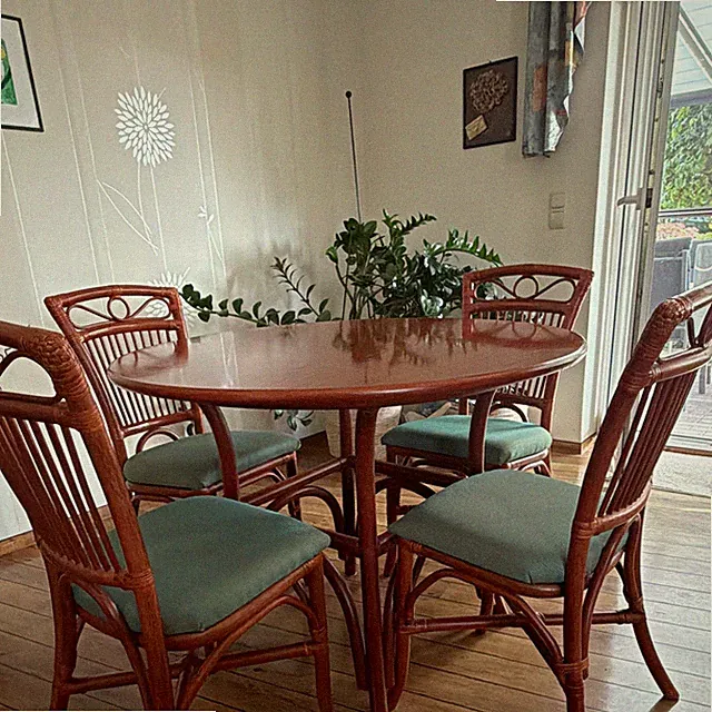 Holzesstisch mit 4 Rattan-Stühlen & grünen Sitzpolstern, 5-tlg.