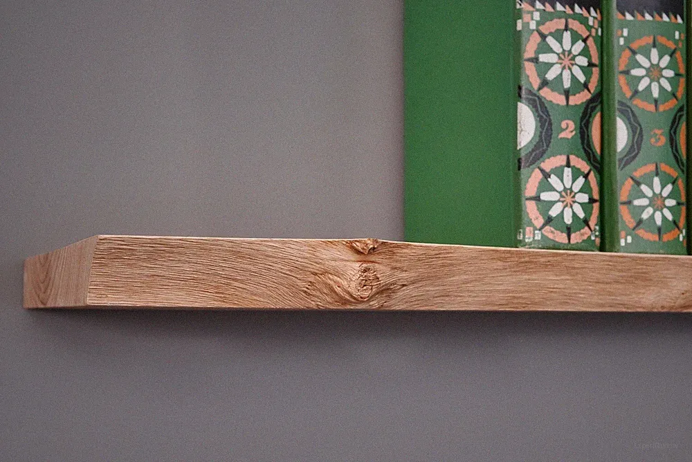 Holzregal aus massiver Eiche Wandregal mit Baumkante Wandboard Schweberegal