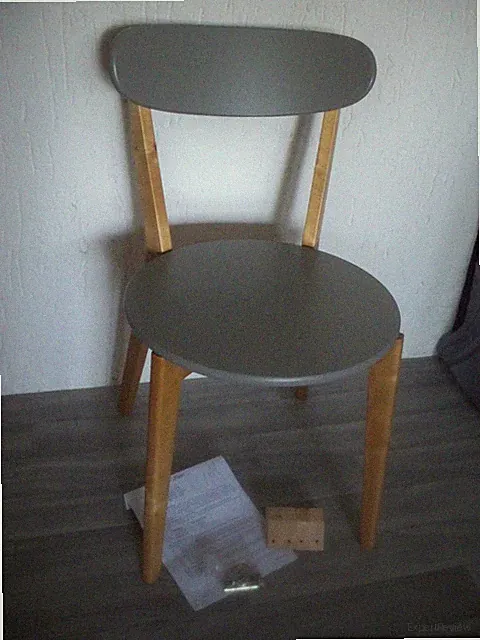 Holzstuhl Finn Pastellfarben Grau runde Sitzfläche stabelbar nordisches Design