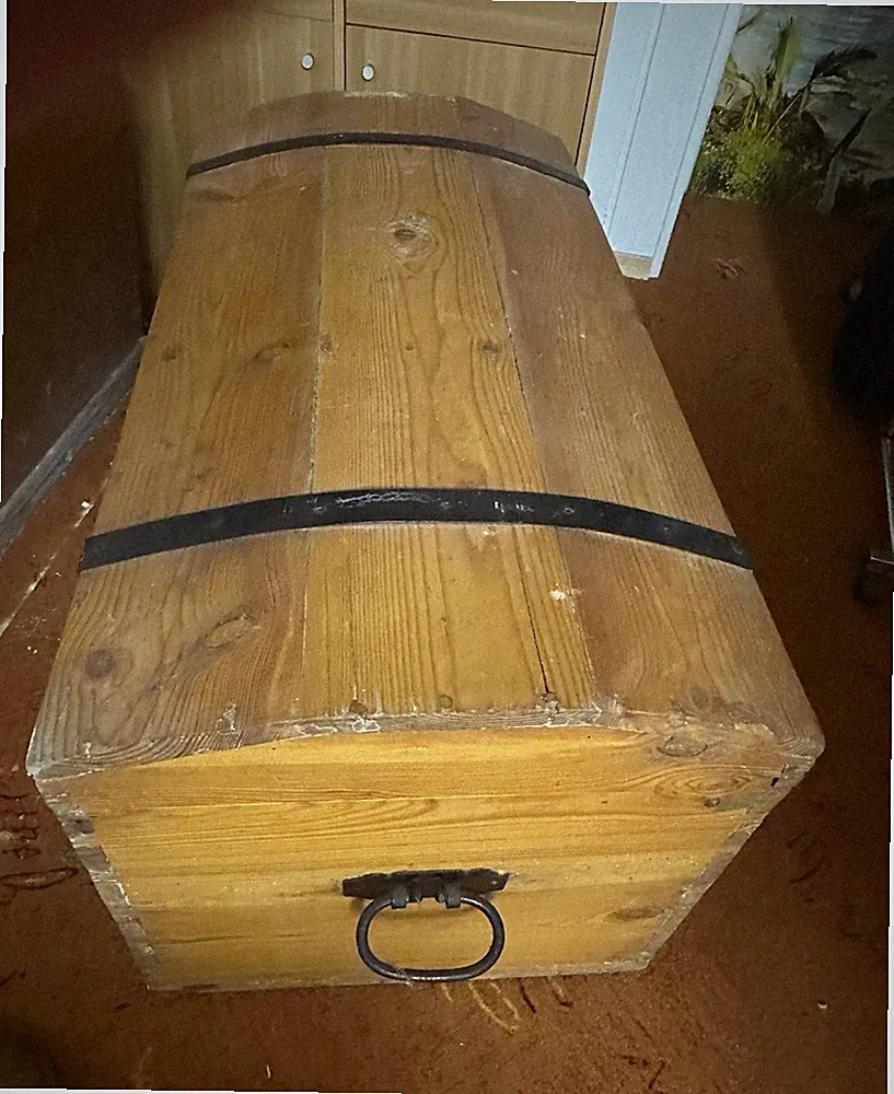 Holztruhe braun mit Metallbändern & Ringgriff, gewölbter Deckel 100x50x50