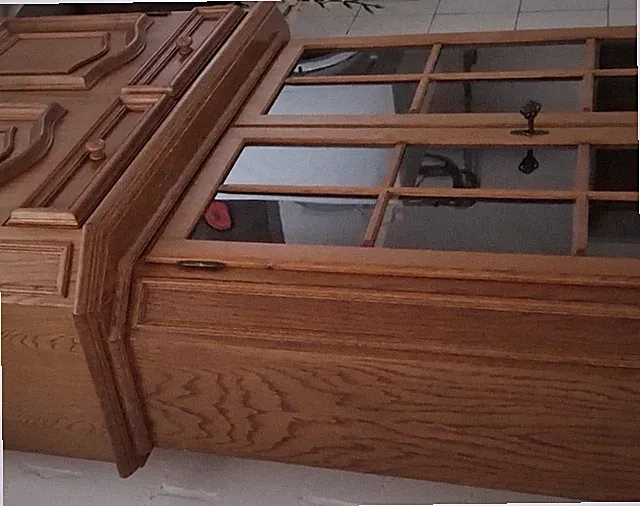 Holzvitrine braun freistehend mit Glasfront, 2 Glastüren 110x40x190 cm