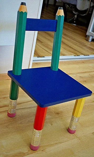 HTI - Line Kinderstuhl aus Holz im Buntstift-Design