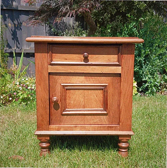Hübscher antiker/vintage französischer Nachtschrank / Topfschrank - guter Beistelltisch