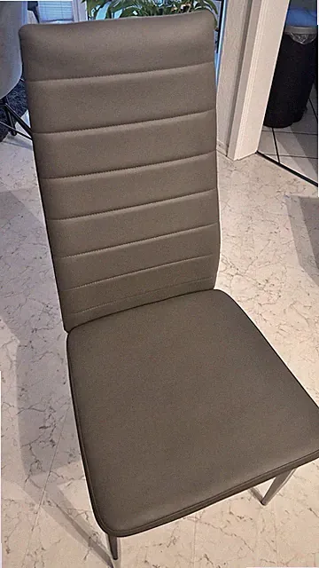 Ich schenke 4 solche Stuhl !