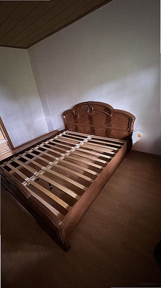 Ich verkaufe diese Kommode und das Bett(190/200). Bei Interesse bitte melden.