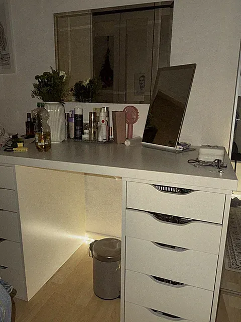 IKEA ALEX Schubladenelementen + einer Tischplatte oben drauf.