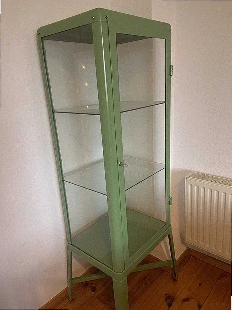 IKEA FABRIKÖR Vitrine – mintgrün, wie neu (57×150 cm)