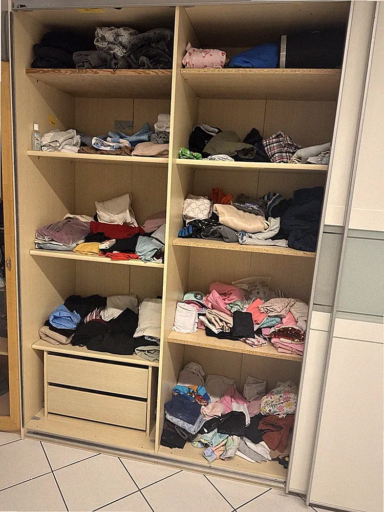 IKEA Kleiderschrank Schiebetüren Weiß/Grau 4 Schubladen Einlegeböden Stange