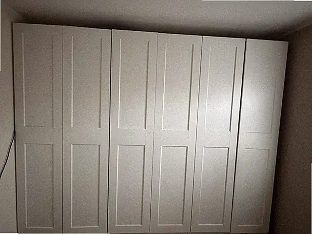 IKEA PAX Kleiderschrank – weiß – mit Kleiderstangen