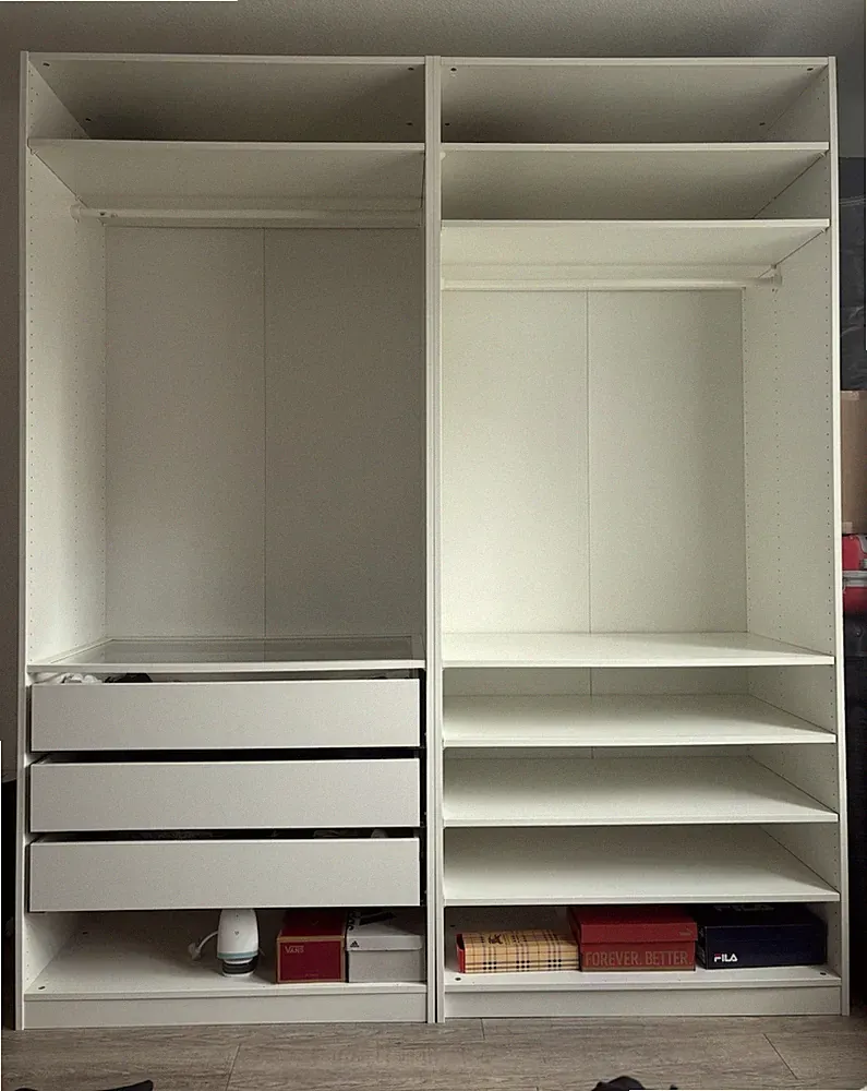 IKEA PAX Kleiderschrank weiß offen, 3 Schubladen, Kleiderstange, 6 Fächer