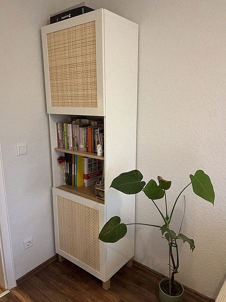 IKEA Regal/Schrank weiß mit Rattan-Türen – stilvoll & modern
