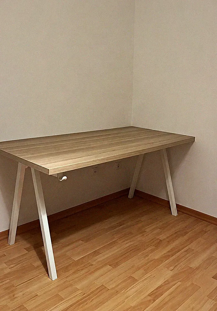 IKEA Schreibtisch 140x60x75 cm Beige Holzoptik mit weißen A-Beinen