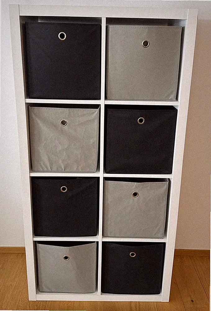 KALLAX Regal weiß – 8 Fächer inkl. 8 Stoffboxen Schwarz/Grau – 177 cm