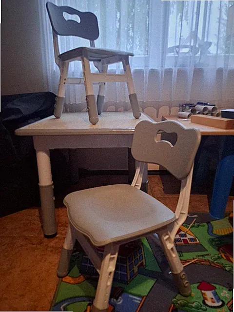 Kindertisch höhenverstellbar + 2 Stühle