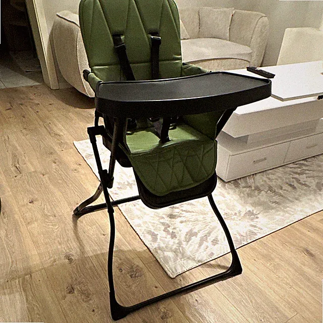 Klappbarer Baby-Hochstuhl mit Tischplatte & Gurt, grün/schwarz