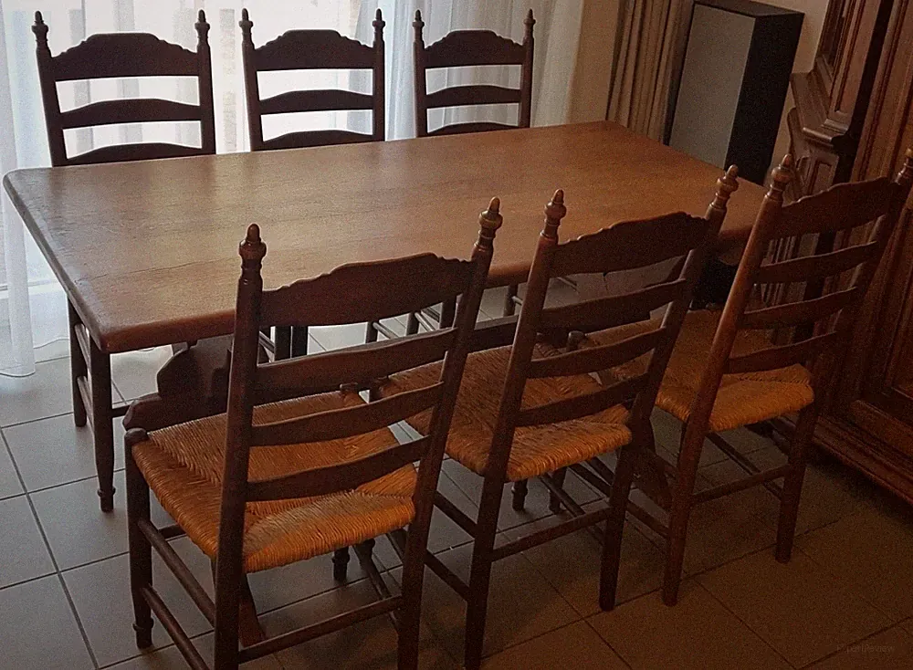 Klassischer Esszimmertisch mit 6 Stühlen