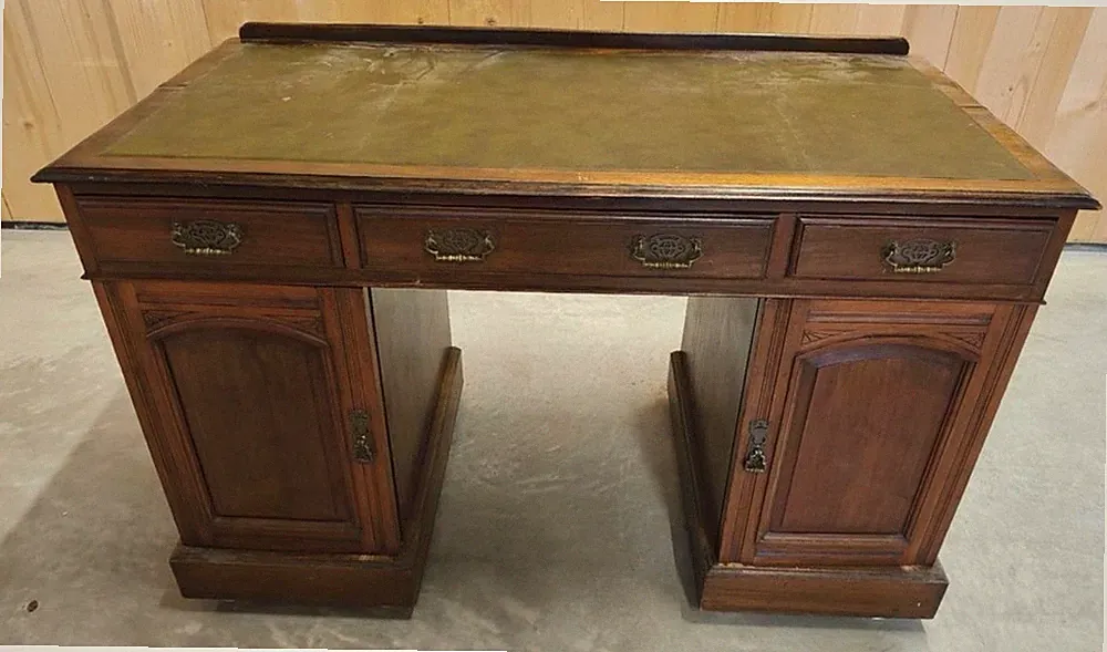 Klassischer Vintage-Schreibtisch aus Holz mit grüner Schreibfläche