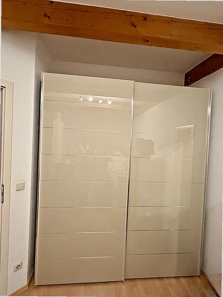 Glas Kleiderschrank