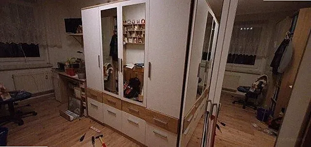 Kleiderschrank mit 4 Türen (davon 2 Spiegeltüren) und 8 Schubkästen
