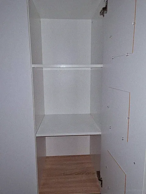 Kleiderschrank mit Bilderrahmen