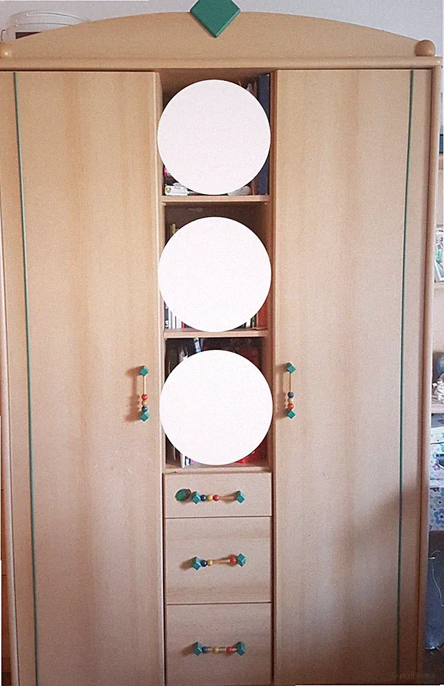 Kleiderschrank mit bunten Griff für kinder