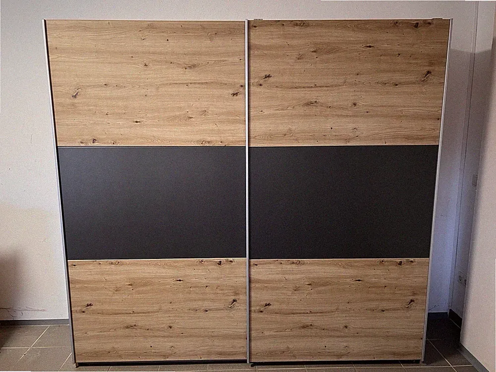 Kleiderschrank mit Schiebetüren