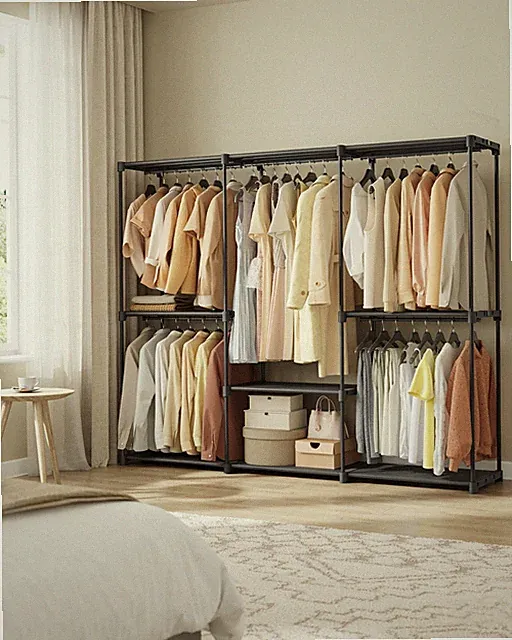 Kleiderschrank offen, Kleiderständer, Kleiderstange, Garderobe, viel Platz
