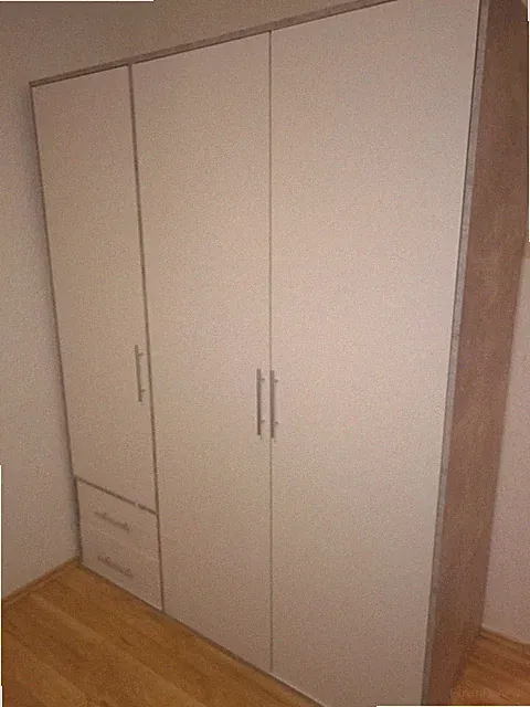 Kleidungsschrank