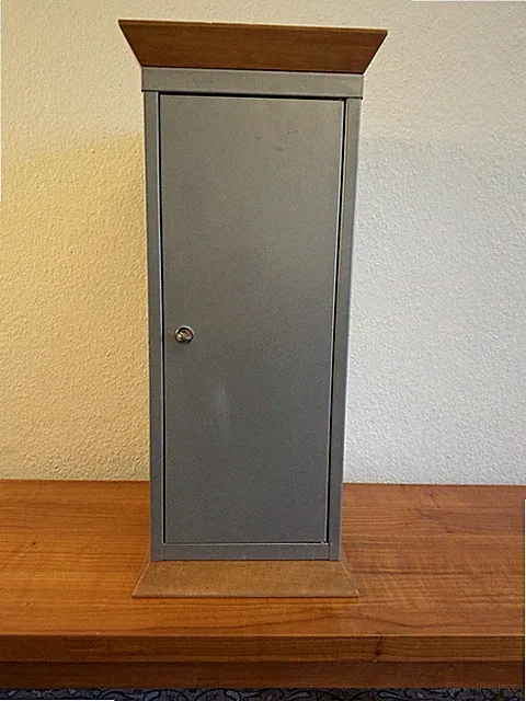 Kleiner Stahlschrank mit Sockel und Platte aus massivem Erlenholz geölt