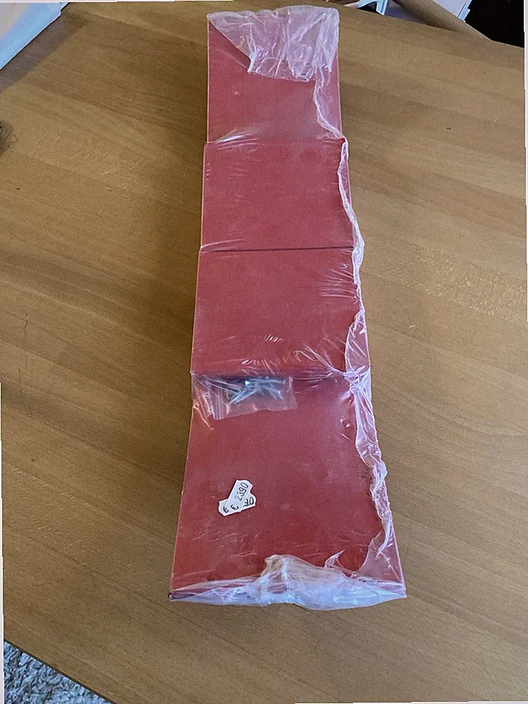 Kleines, gebogenes Regal in rot aus Holz von R&S Möbel, Größe:60 x 14 cm, neu