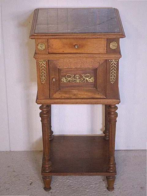 KM 579 Antiker Nachttisch Nussbaum Messingapplikationen aus Frankreich 1900
