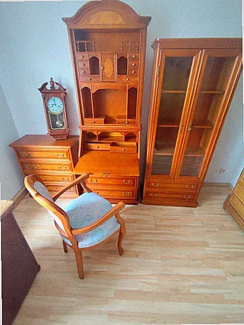 Komplettes Konvolut Bestehend aus Sekretär, Vitrine , Schrank und Uhr