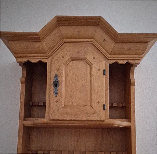 Landhaus Sammlervitrine, Kassettentür Schublade und Pfeifenhalterung helles Holz