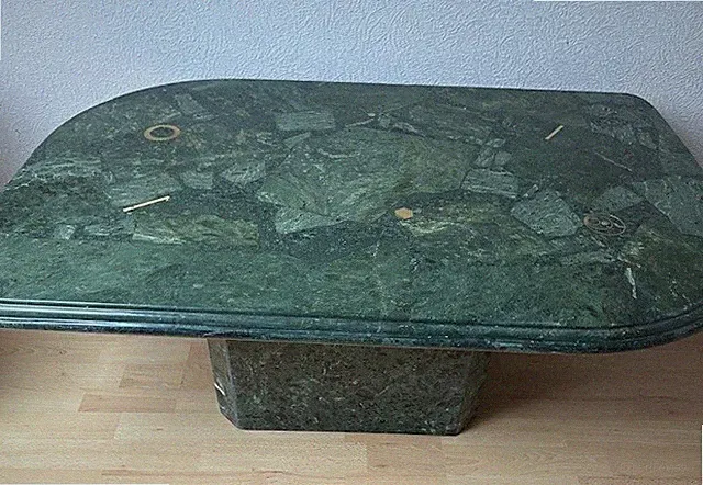 Marmor-Couchtisch gebraucht 120x77x55 cm (BxTxH) grün mit Intarsien aus Messing