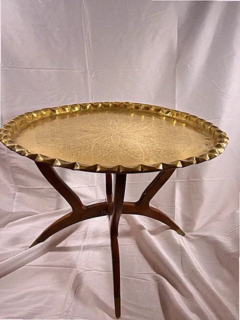 Marokkanischer Messing-Tabletttisch mit klappbarem „Spinnenbein“-Gestell Teak.