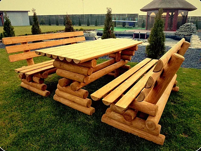 Massive Gartenmöbel, witterungsbeständig – Tisch und Bank, Lieferung.