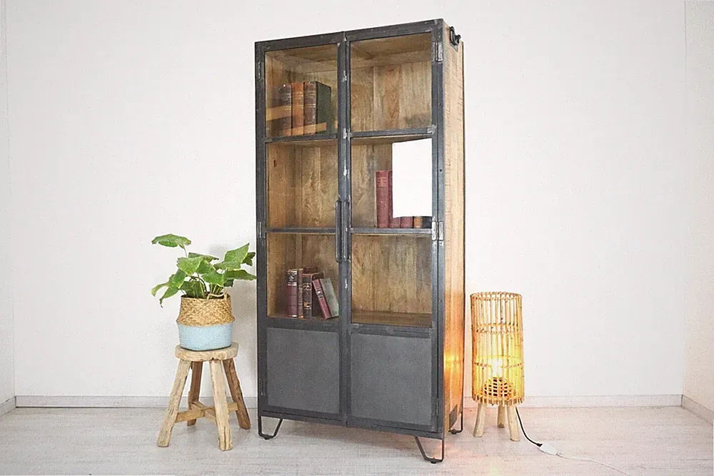 massive große Industrie-Design Vitrine aus recyceltem Teakholz, Eisen