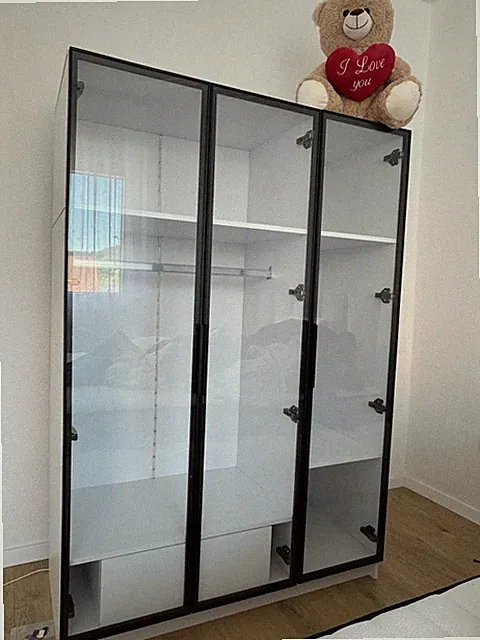 merax Kleiderschrank 3-türig weiß mit Glastüren, Einlegeböden, Kleiderstange 11...