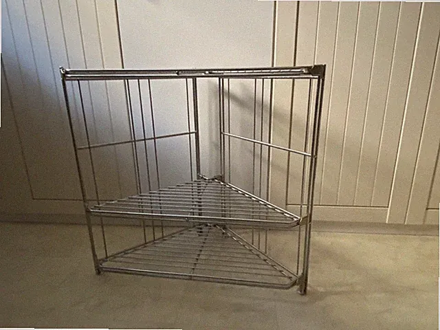 Metallregal 64 cm breit, 62 cm hoch, Schrägen 45 cm, Tiefe 32 cm