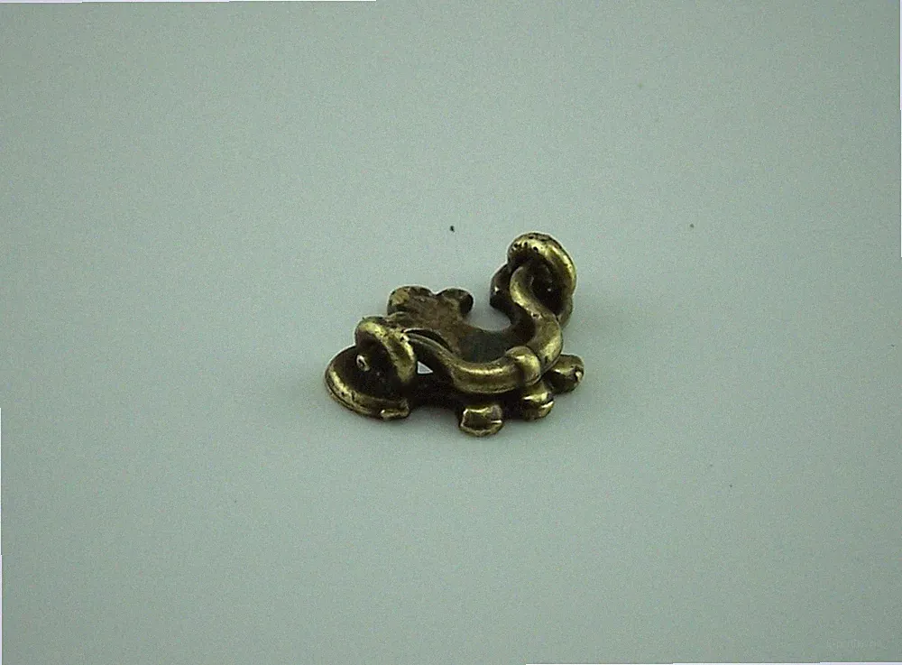 Mini-Möbelgriff aus Metall. Für Puppenstuben. Antikpatina. 1,4x1 cm