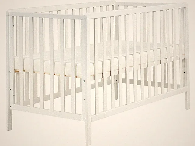 Minimalistisches Babybett für das Kinderzimmer 60 x 120 cm Standardgröße mit höh