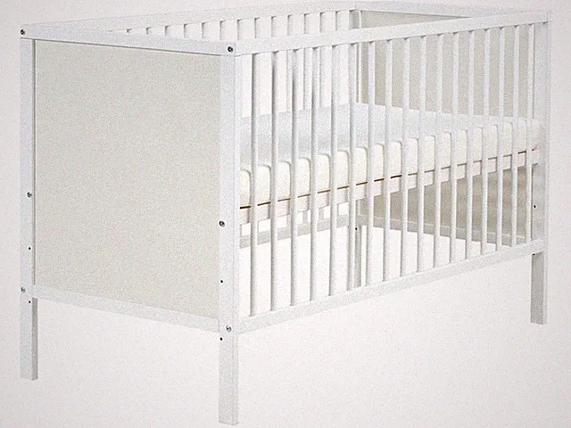 Minimalistisches Babybett für Kinderzimmer 60 x 120 cm Standardgröße mit höhenve