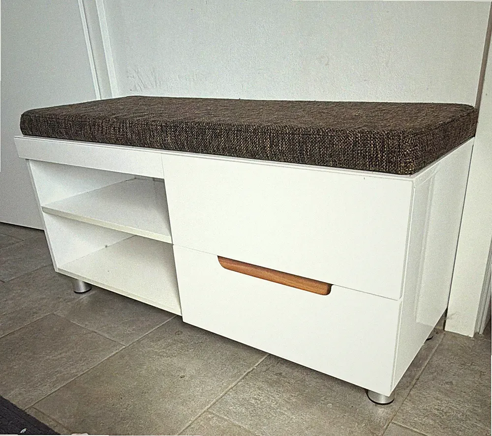 Moderne Weiße Sitzbank für Garderobe mit braun/schwarzem Sitzpolster