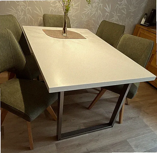 Moderner Esszimmer-Tisch, matt weiß mit Edelstahlfüße
